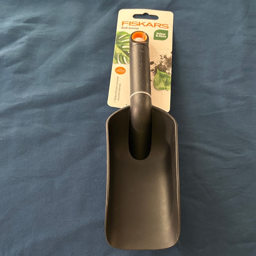 Fiskars Black Soil Scoop